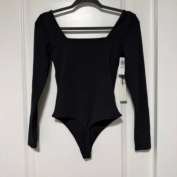 Aritzia Babaton Contour Bodysuit Long Sleeves Black Square Neck NWT - Picture 2 of 9